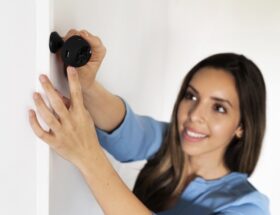 Säkerhetskamera som installeras