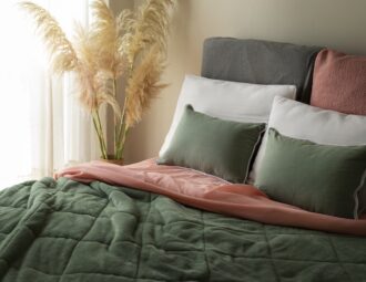 Kontinentalsäng med gröna påslakan